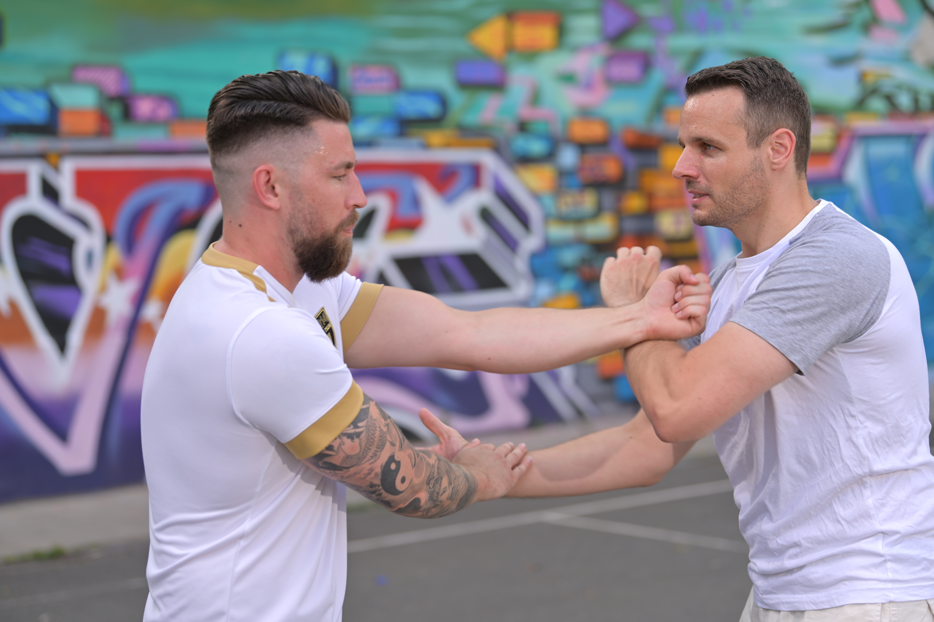 Zwei Männer trainieren Selbstverteidigung für Erwachsene bei VESQ Wing Tsun in Berlin Kreuzberg