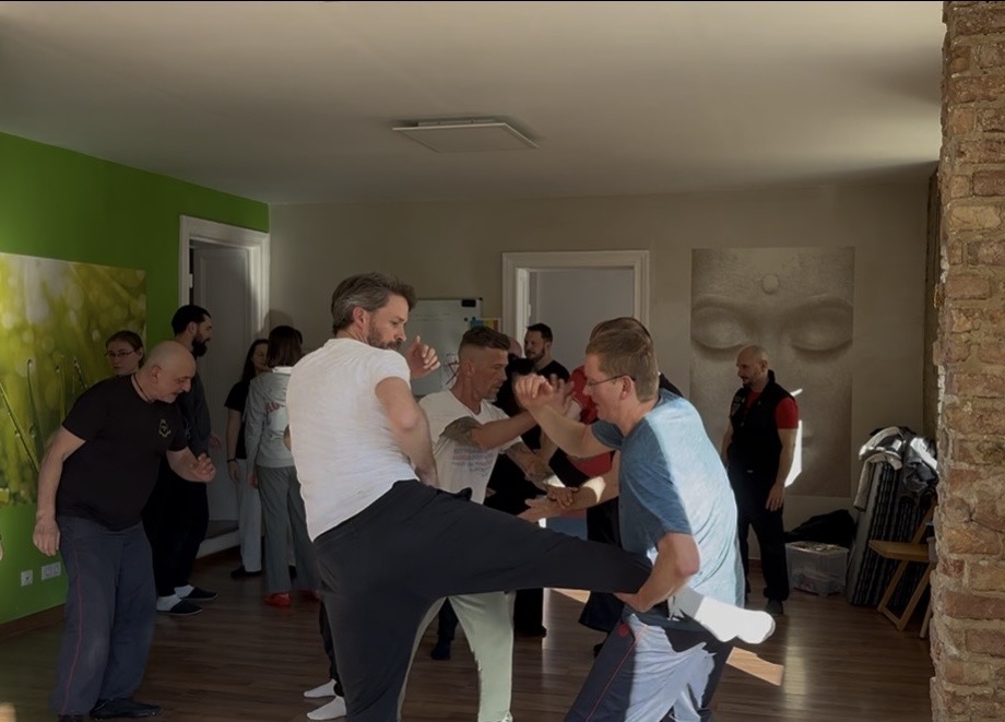 Mann beim Wing Tsun Training am Selbstverteidigung Infotag Kreuzberg